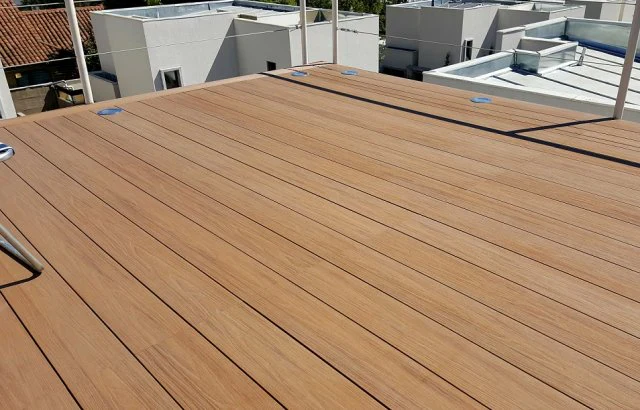 6 Beneficios del Deck Sintético para Piscinas